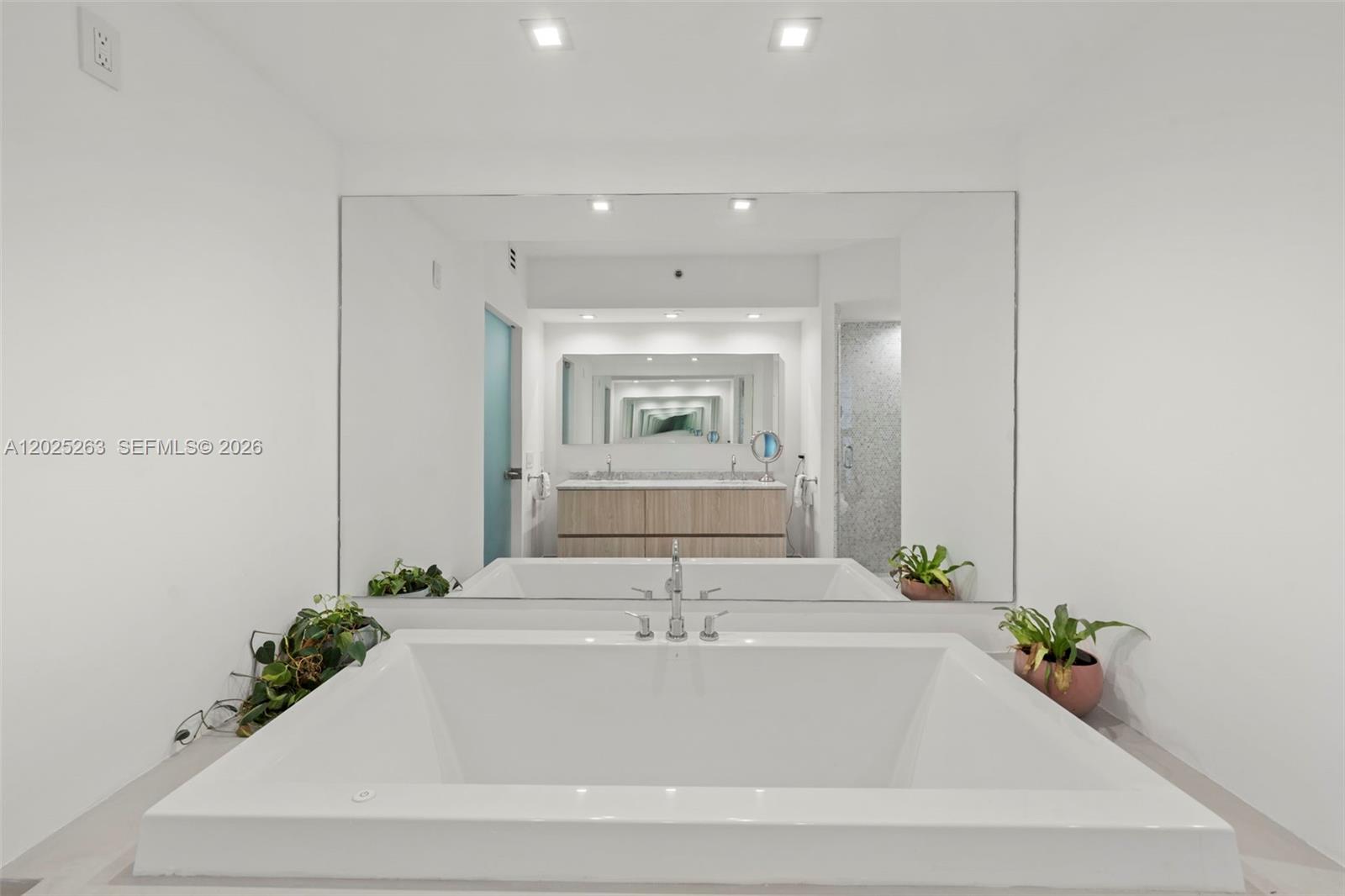 1000 S Pointe Dr #2803, Miami Beach FL 33139