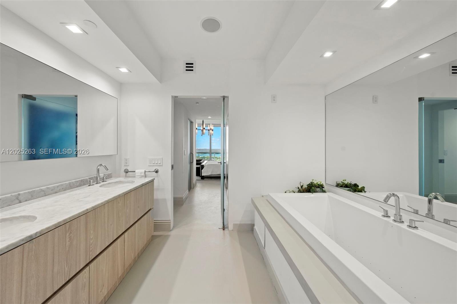 1000 S Pointe Dr #2803, Miami Beach FL 33139