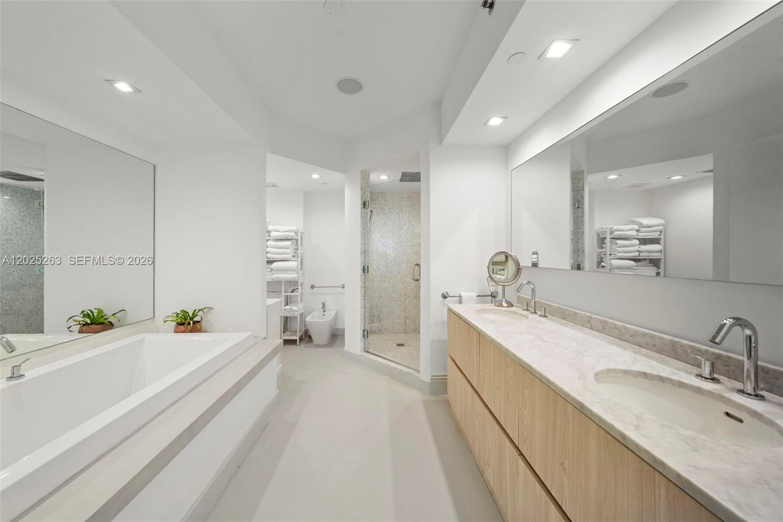 1000 S Pointe Dr #2803, Miami Beach FL 33139