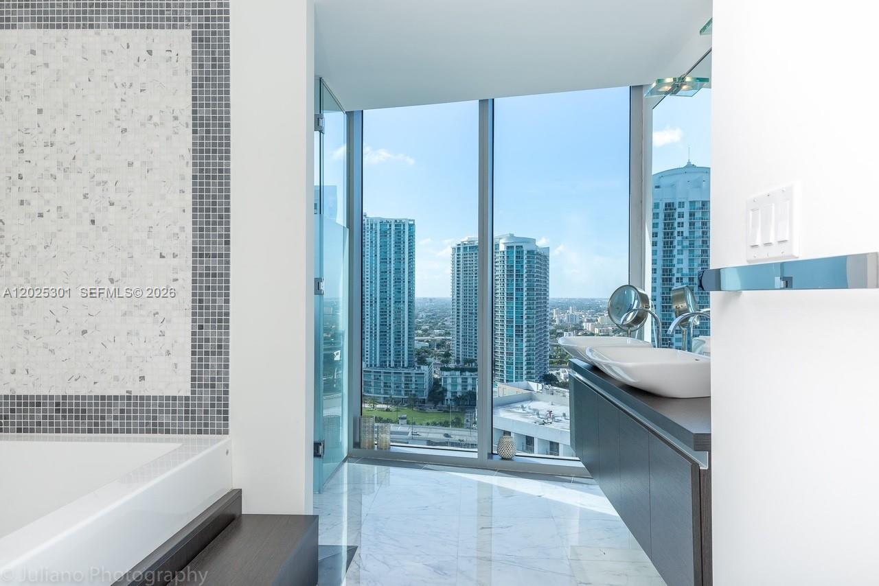200 Biscayne Boulevard Way #3102, Miami FL 33131