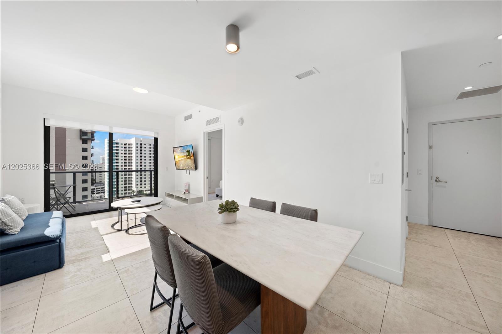 239 SW 9th St #1701, Miami FL 33130