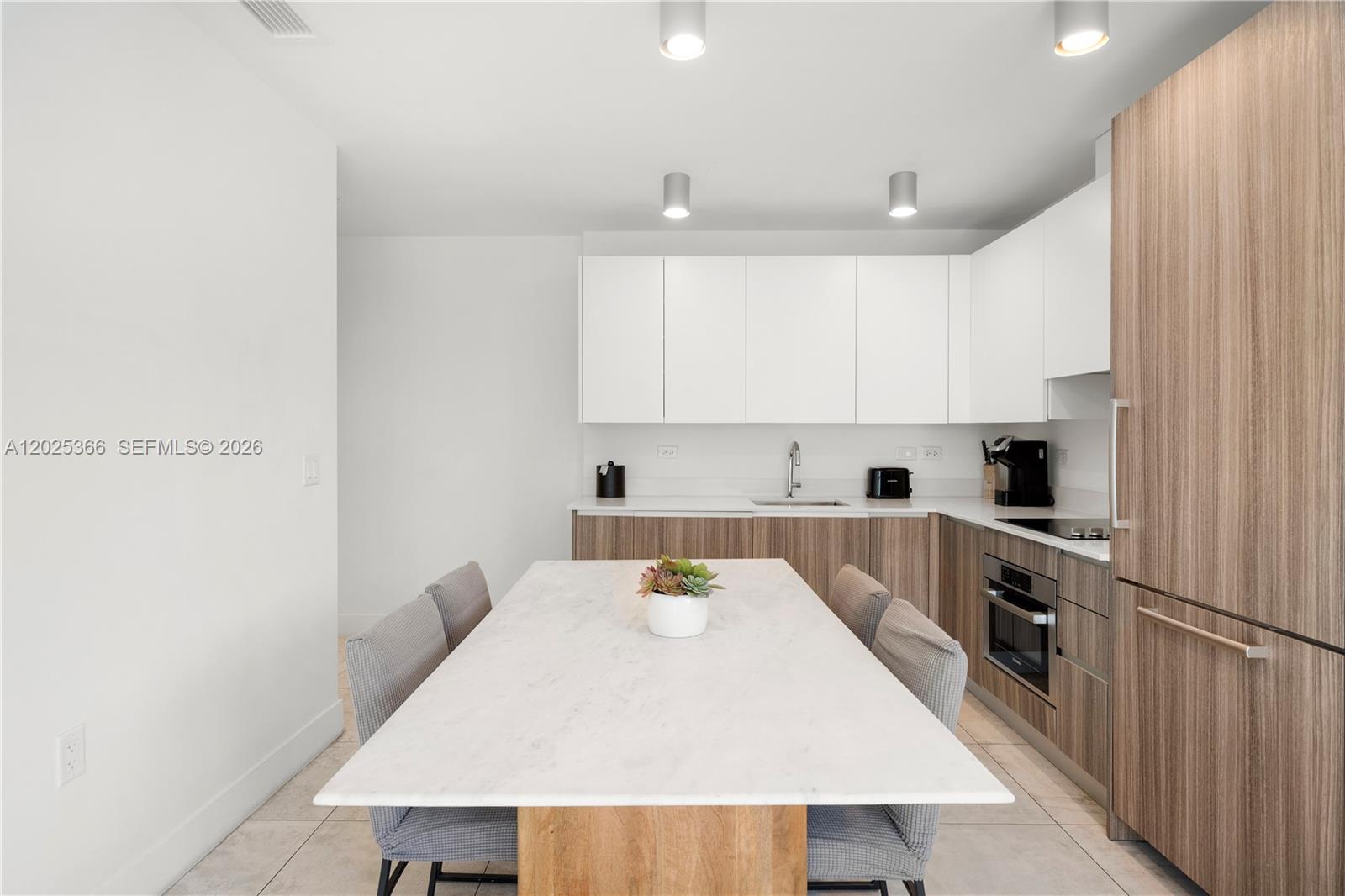 239 SW 9th St #1701, Miami FL 33130