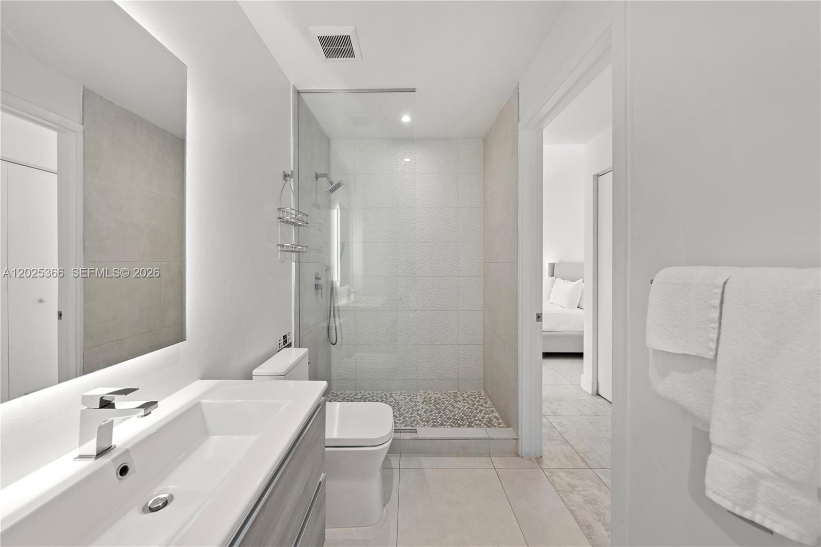 239 SW 9th St #1701, Miami FL 33130