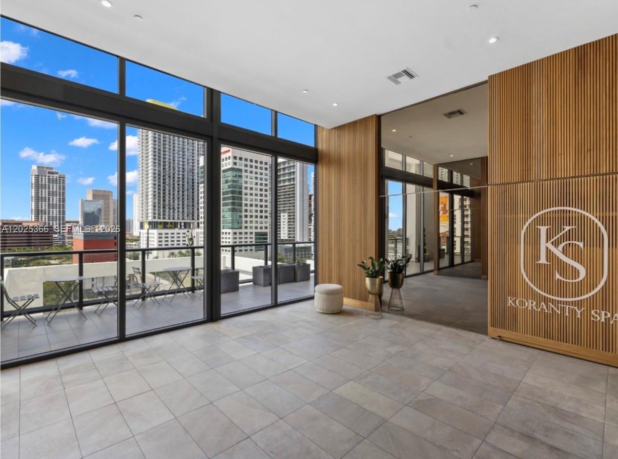 239 SW 9th St #1701, Miami FL 33130