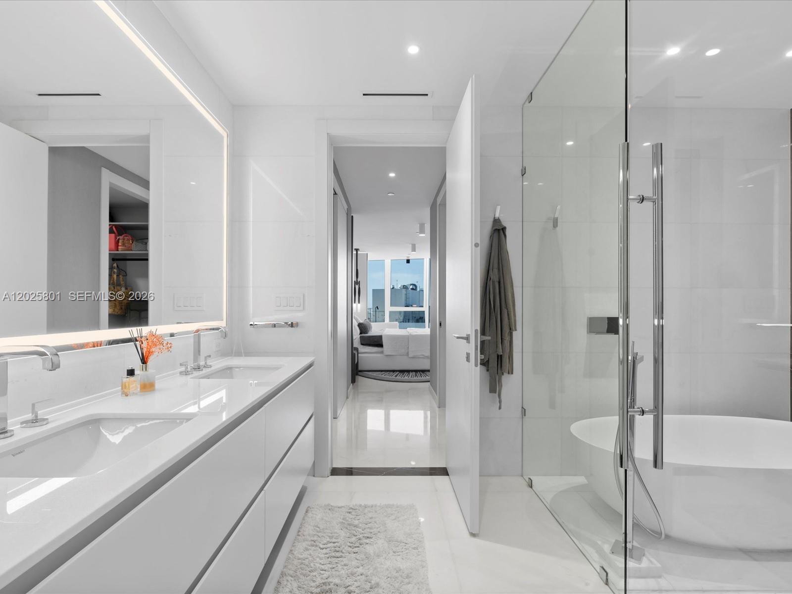 300 Biscayne Boulevard Way #4502E, Miami FL 33131