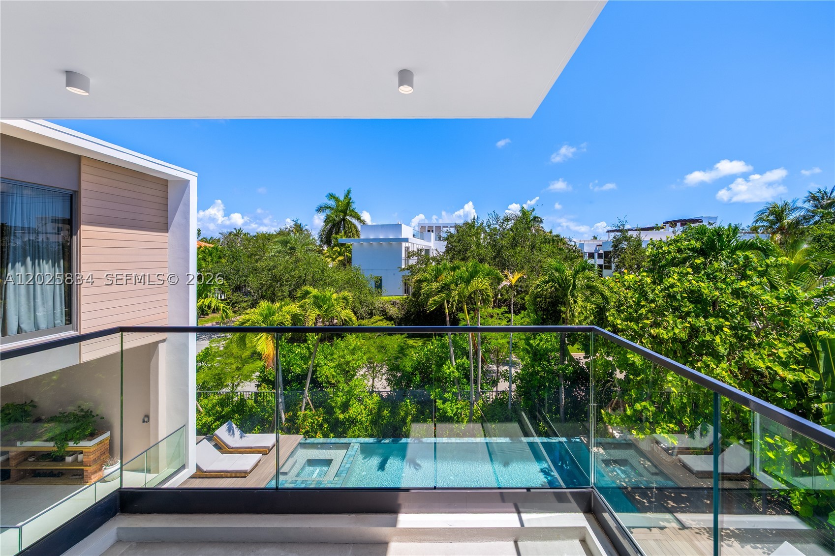 571 Glenridge Rd, Key Biscayne FL 33149