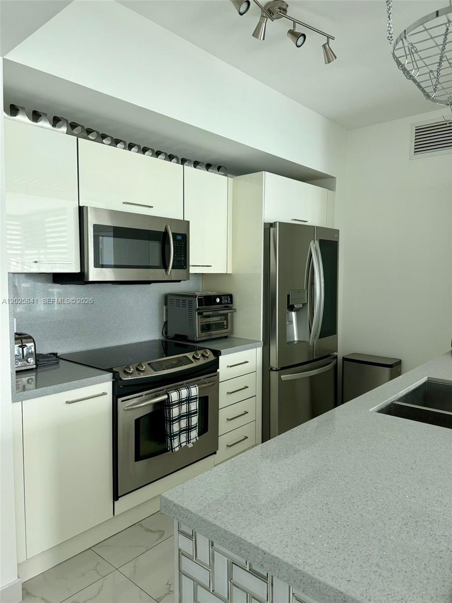 951 Brickell Ave #2810, Miami FL 33131