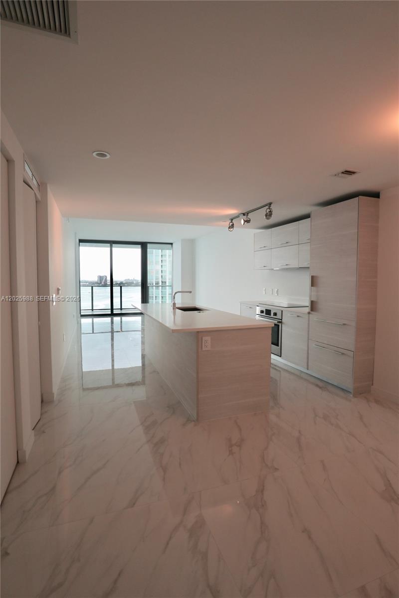 650 NE 32 #1605, Miami FL 33137