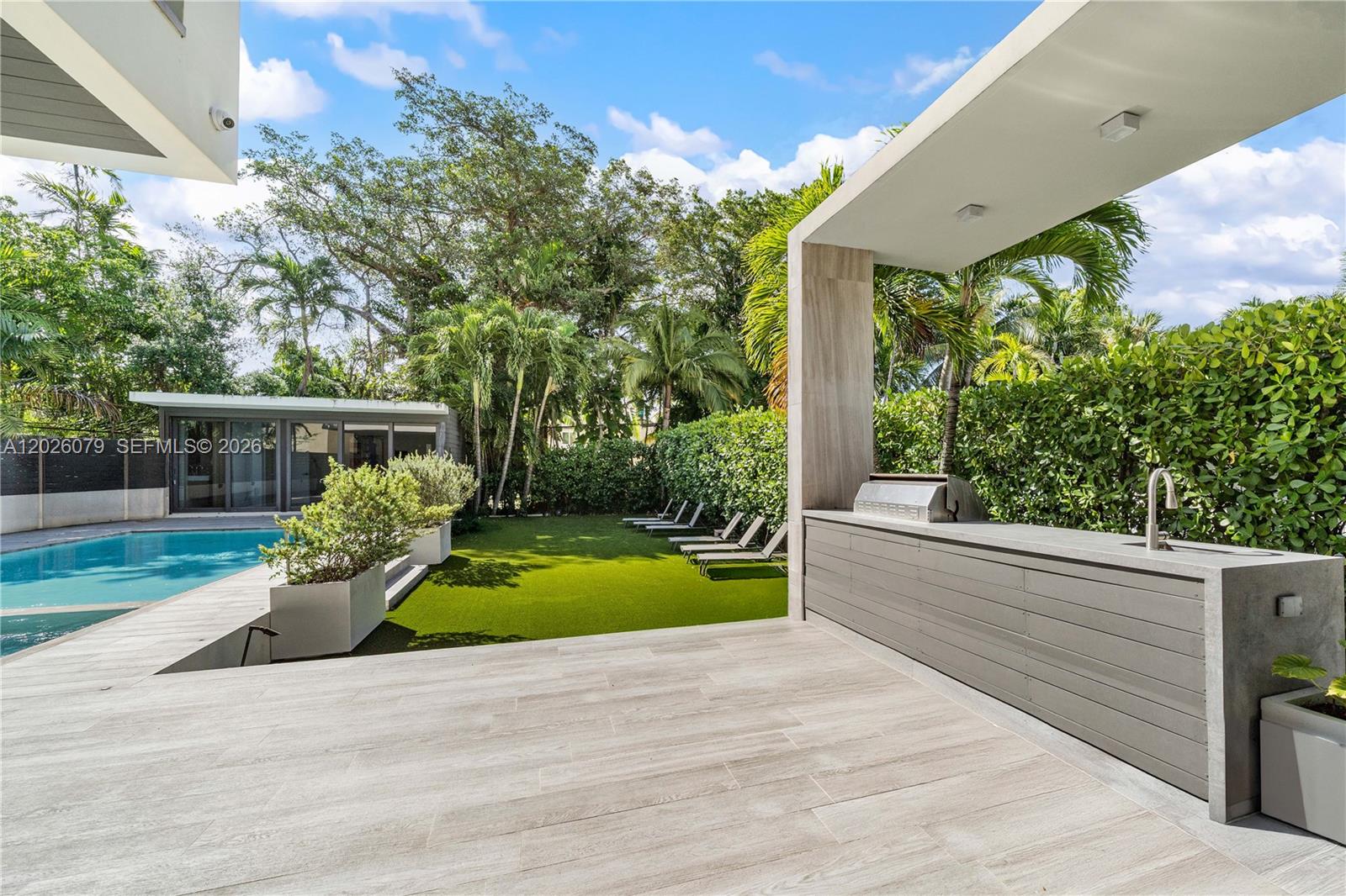 5061 N Bay Rd, Miami Beach FL 33140