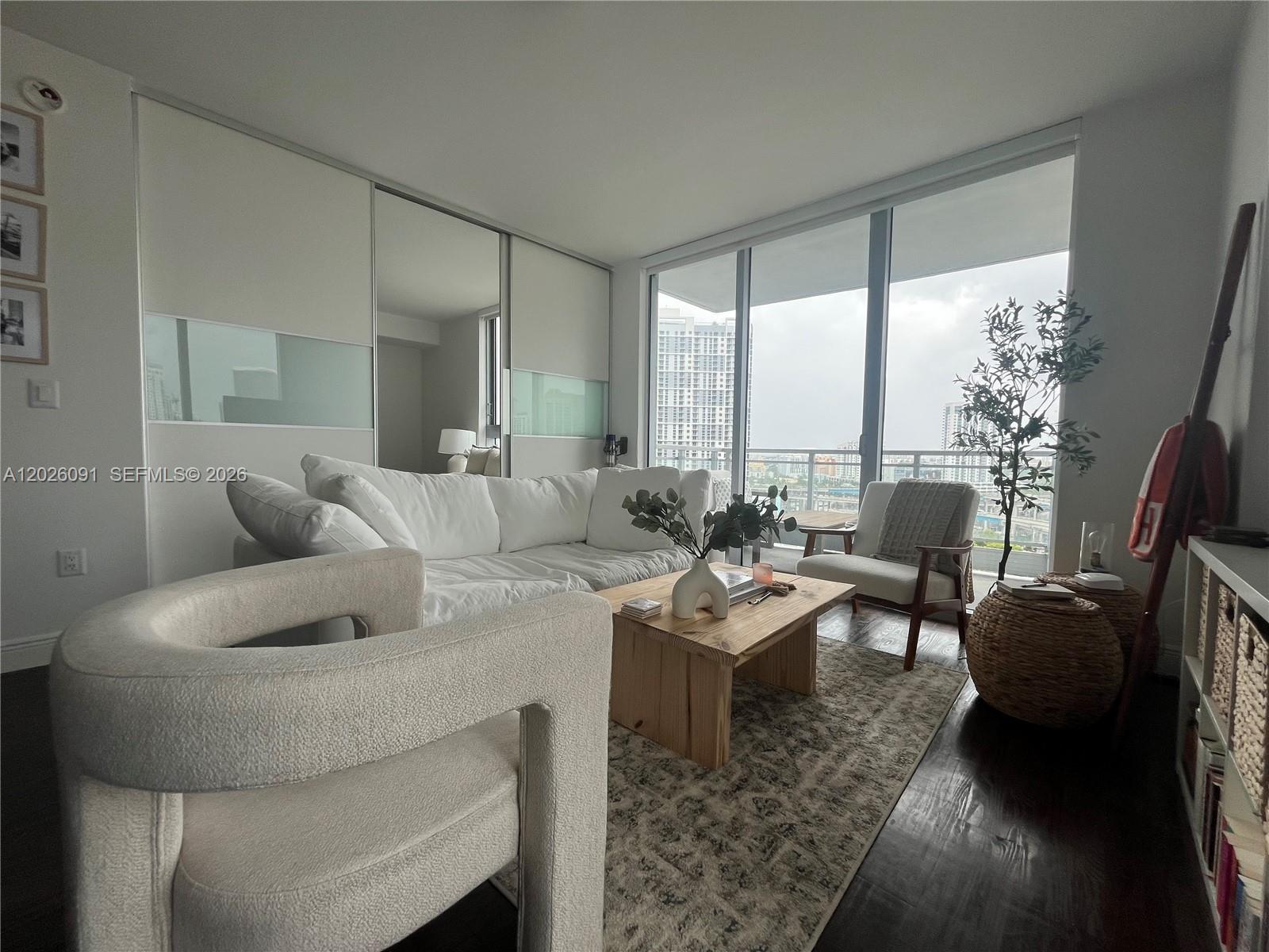 90 SW 3rd St #1705, Miami FL 33130