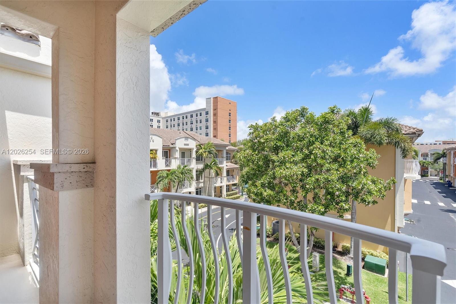 2704 NE 184th Ter, Aventura FL 33160