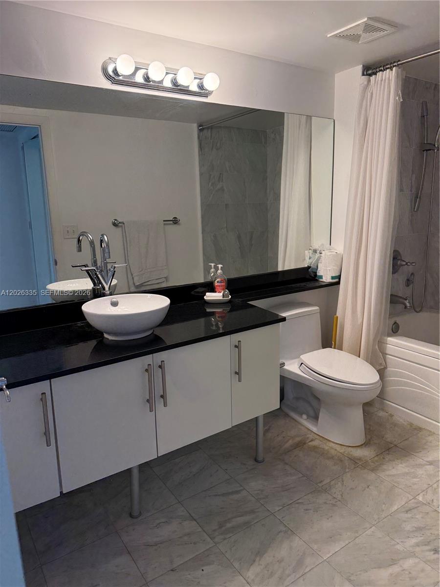 31 SE 5th St #705, Miami FL 33131
