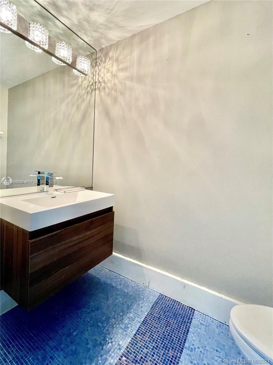 60 SW 13th St #2002, Miami FL 33130