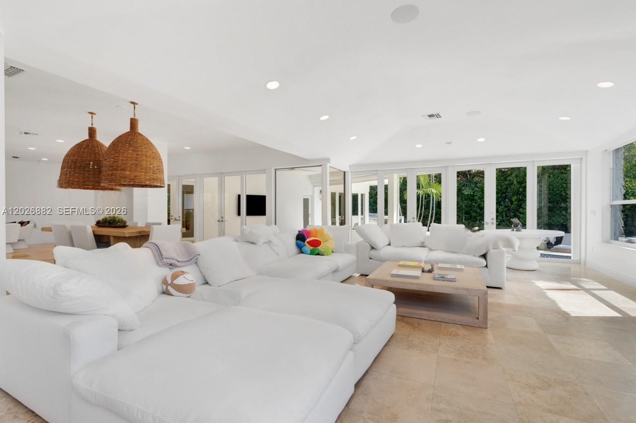 7155 E Lago Dr, Coral Gables FL 33143