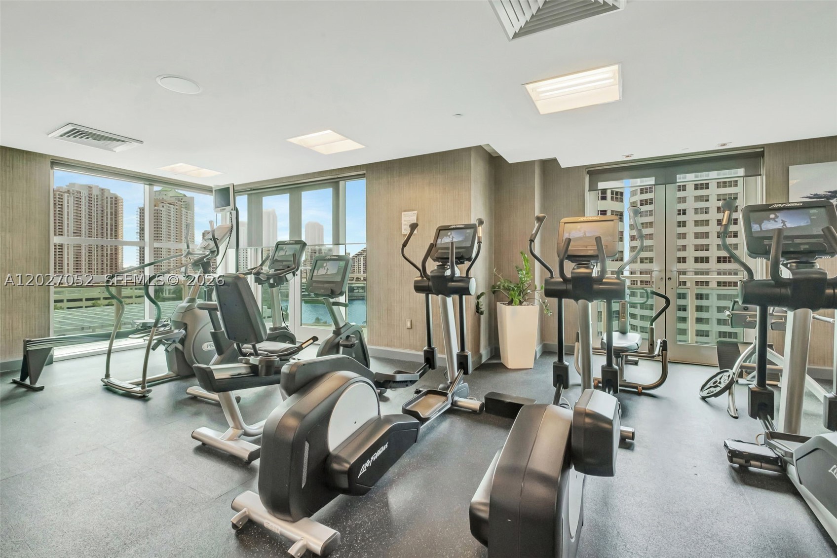 950 Brickell Bay Dr #4504, Miami FL 33131