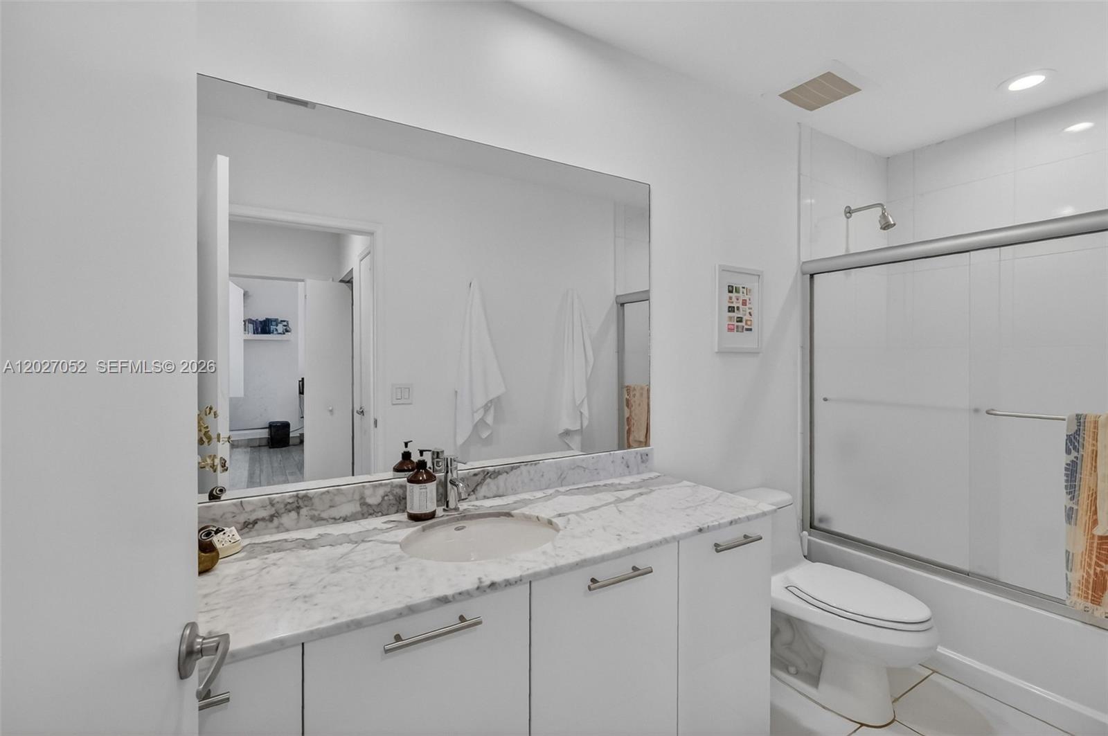 950 Brickell Bay Dr #4504, Miami FL 33131