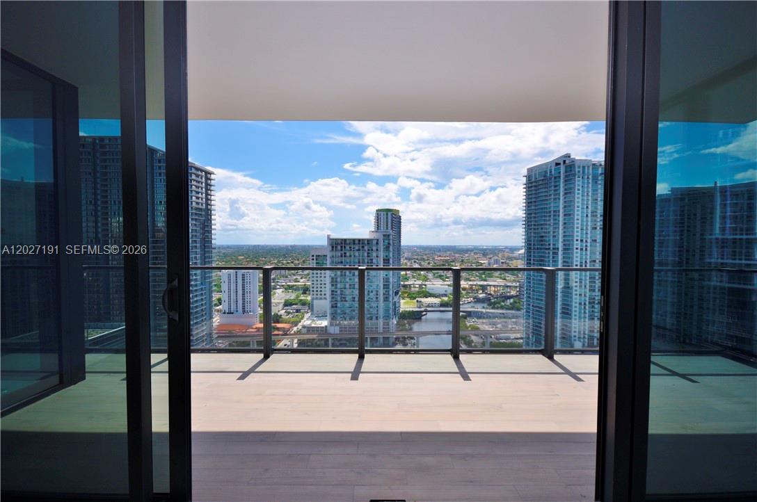 68 SE 6th St #2812, Miami FL 33131