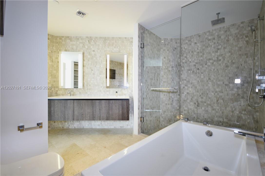 68 SE 6th St #2812, Miami FL 33131