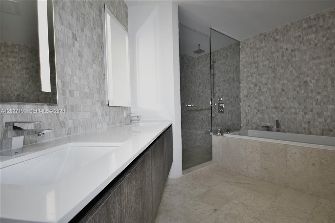 68 SE 6th St #2812, Miami FL 33131