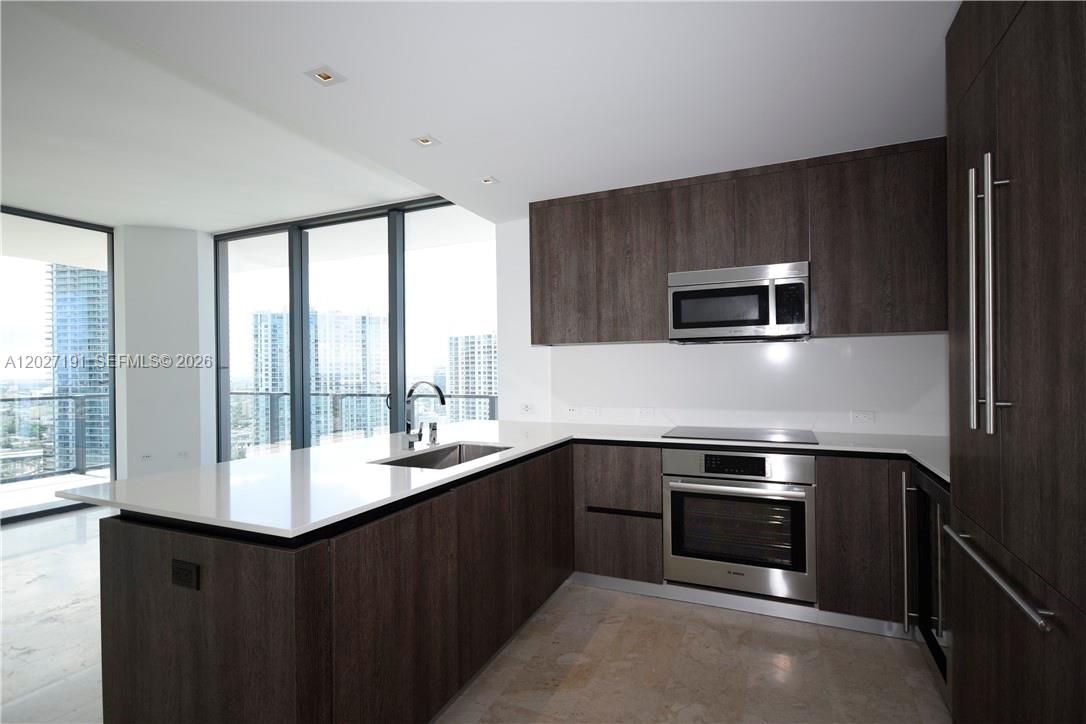 68 SE 6th St #2812, Miami FL 33131