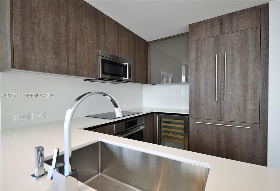 68 SE 6th St #2812, Miami FL 33131