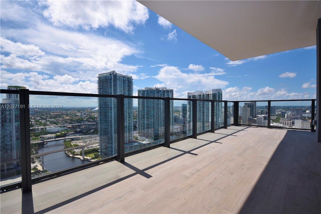 68 SE 6th St #2812, Miami FL 33131