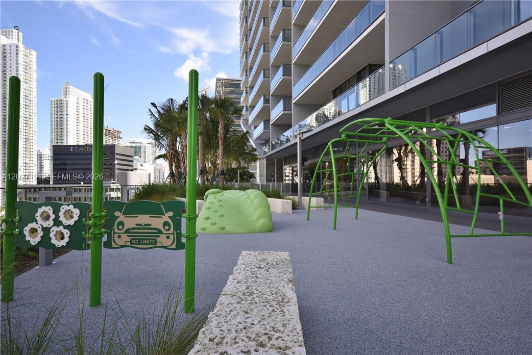 68 SE 6th St #2812, Miami FL 33131