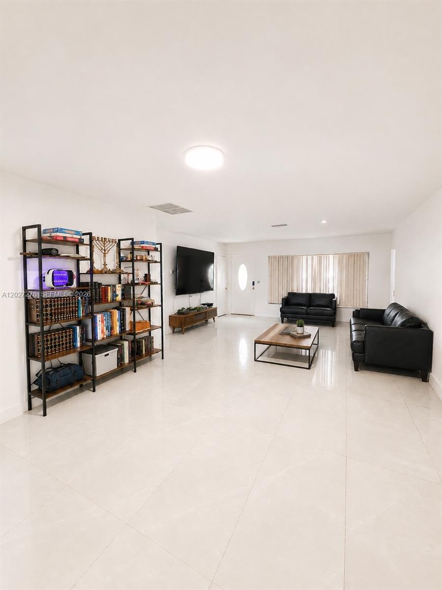 1109 NE 4th Ct, Hallandale Beach FL 33009