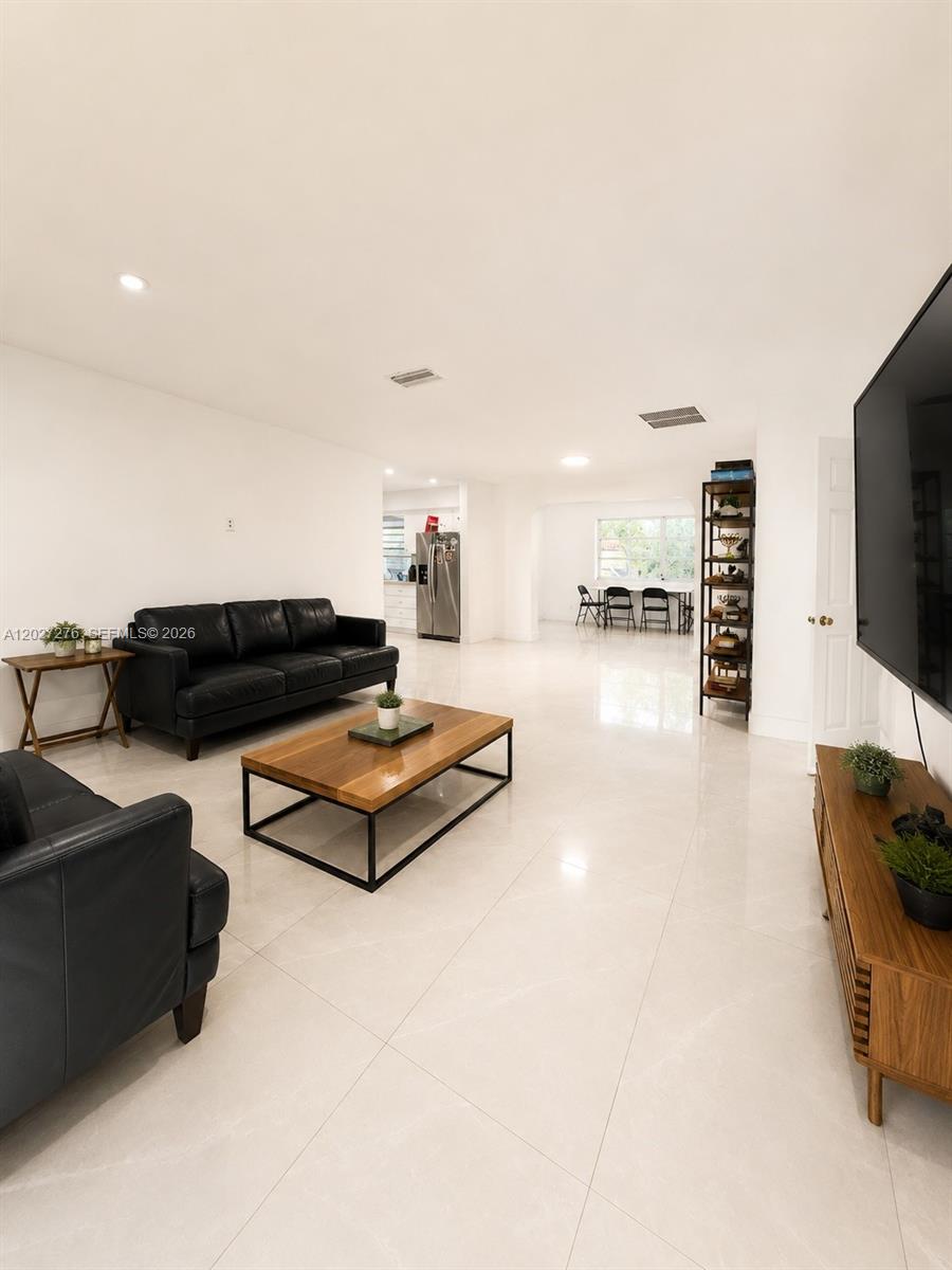 1109 NE 4th Ct, Hallandale Beach FL 33009
