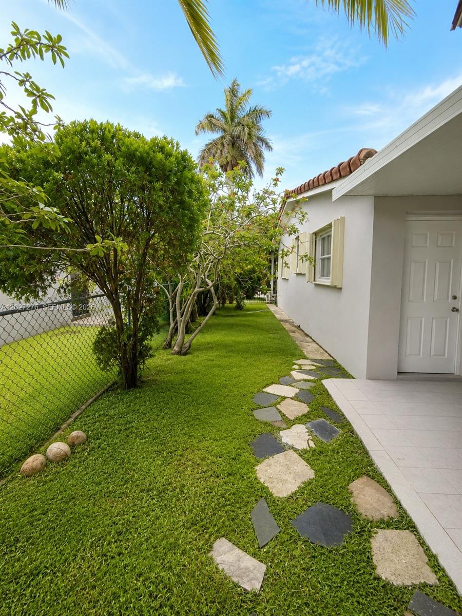 1109 NE 4th Ct, Hallandale Beach FL 33009