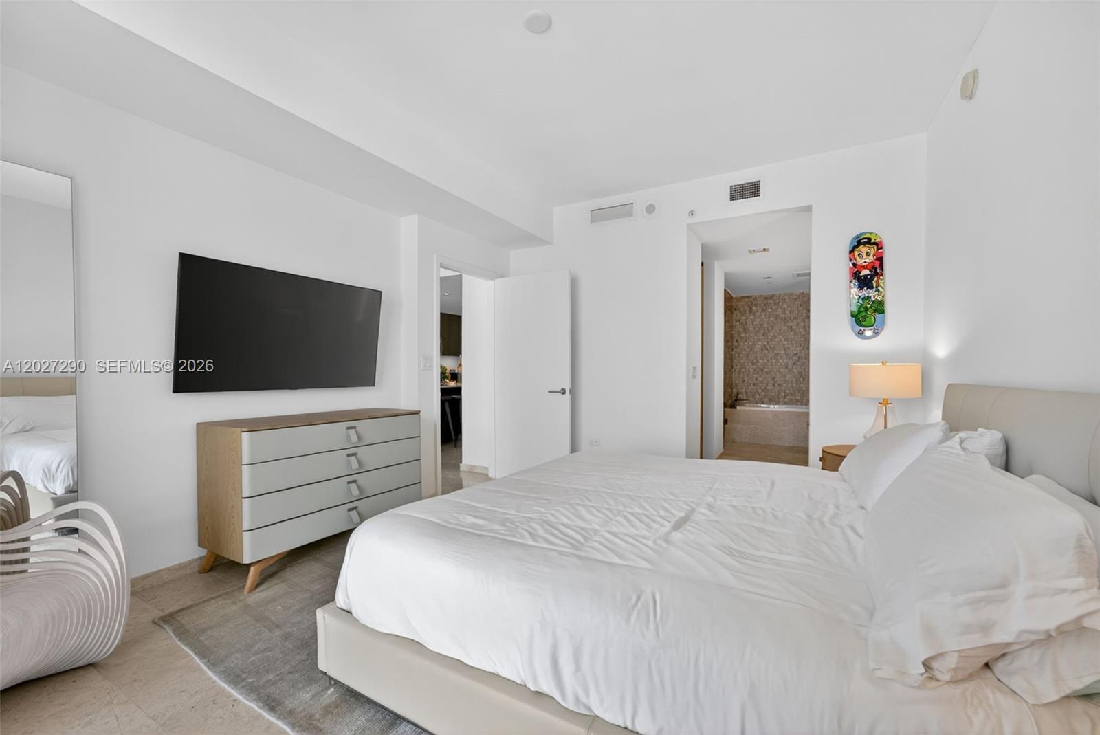 88 SW 7th St #2408, Miami FL 33130