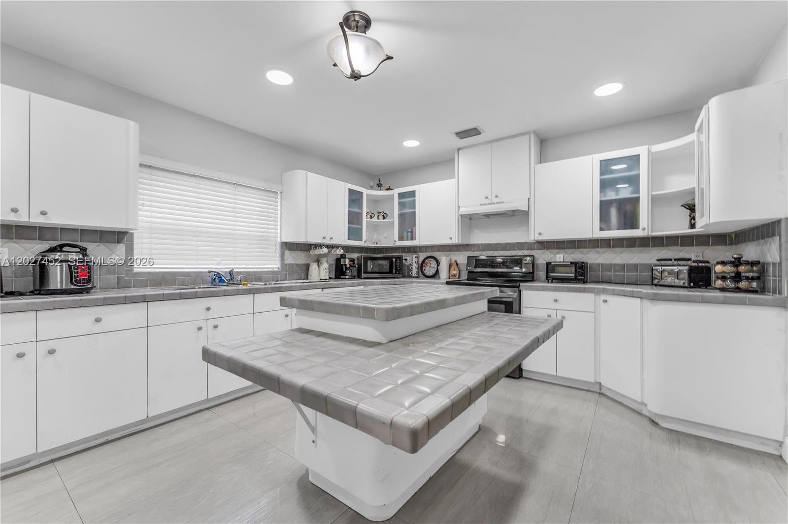 6284 SW 26th St, Miami FL 33155