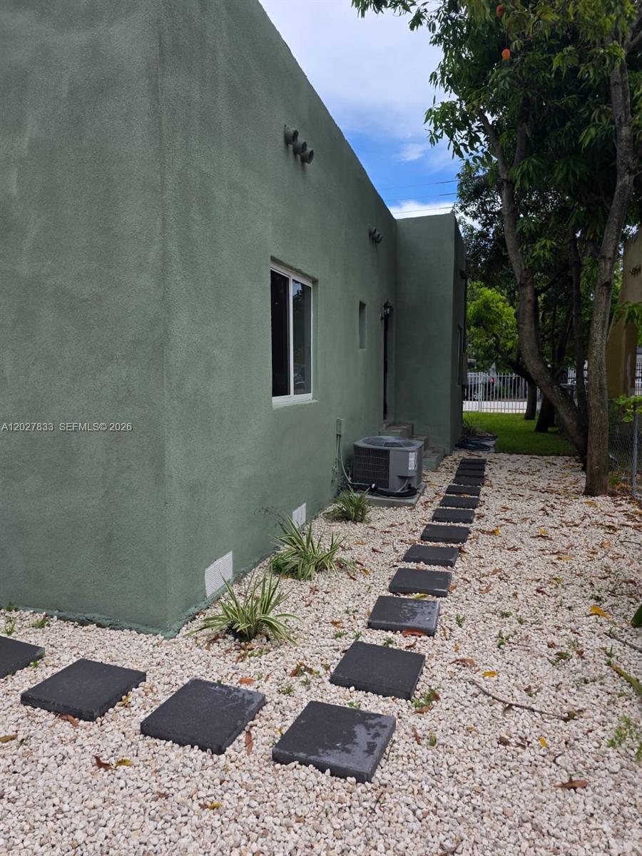 1139 NW 37th St, Miami FL 33127