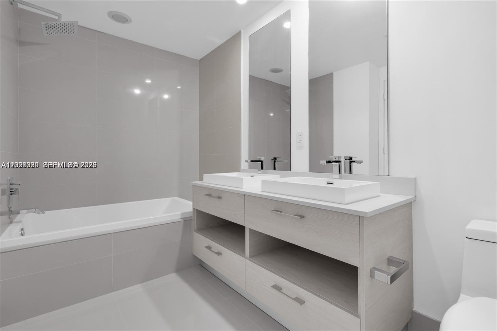 45 SW 9th St #2204, Miami FL 33130