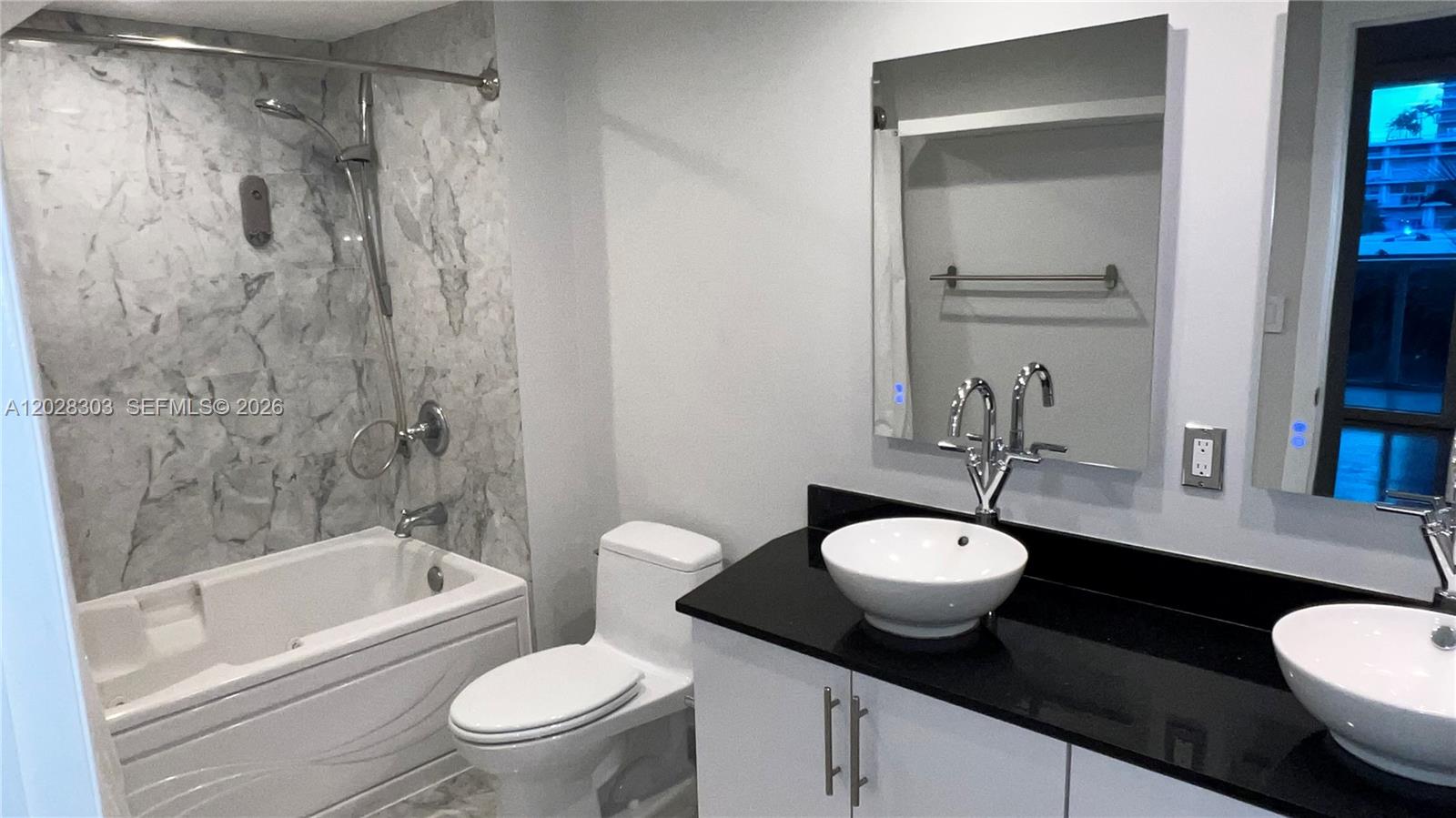 31 SE 5th St #411, Miami FL 33131
