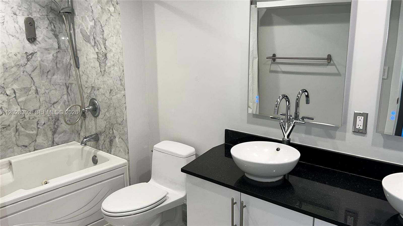 31 SE 5th St #411, Miami FL 33131