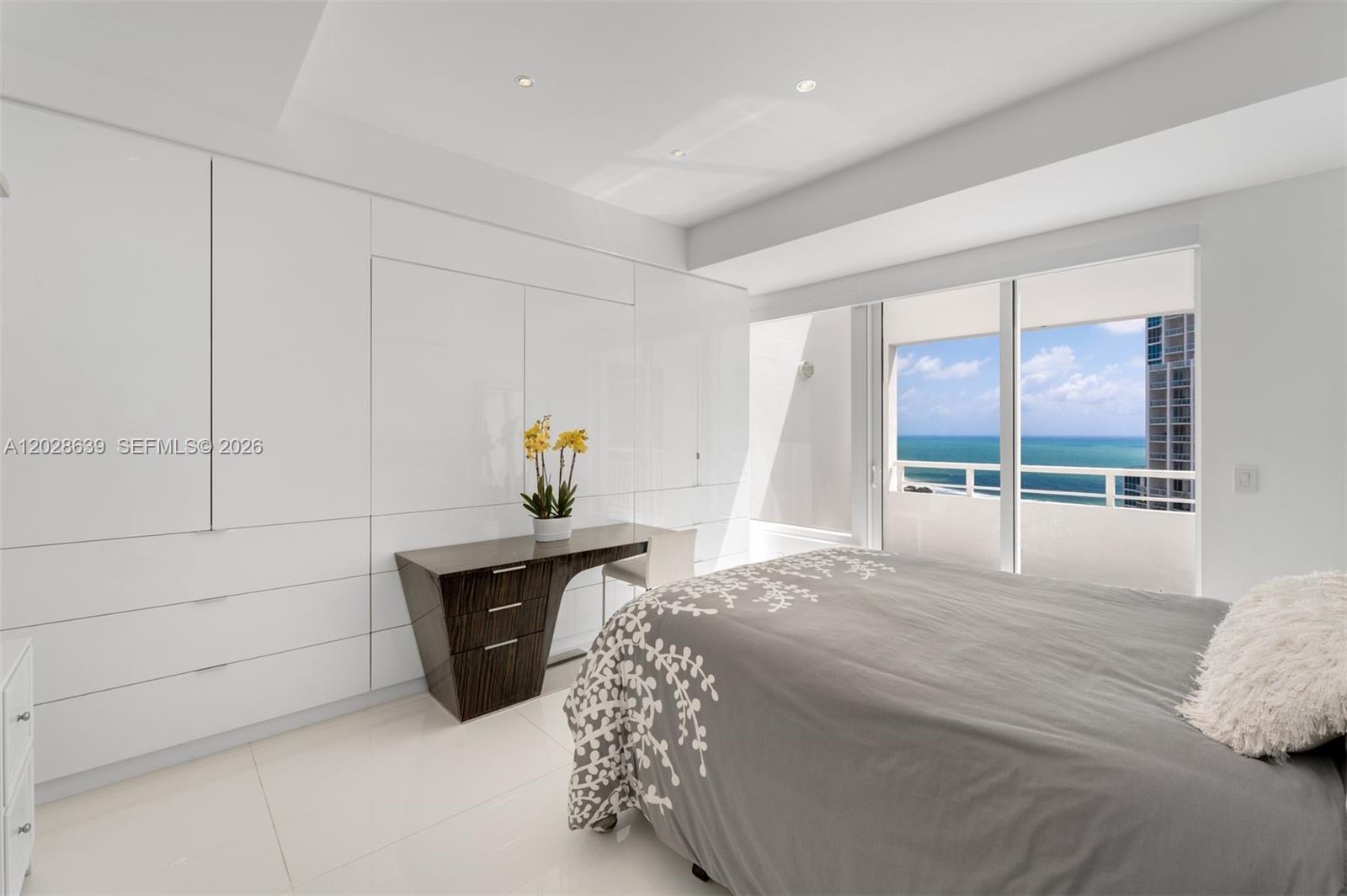 400 S Pointe Dr #PH2502, Miami Beach FL 33139