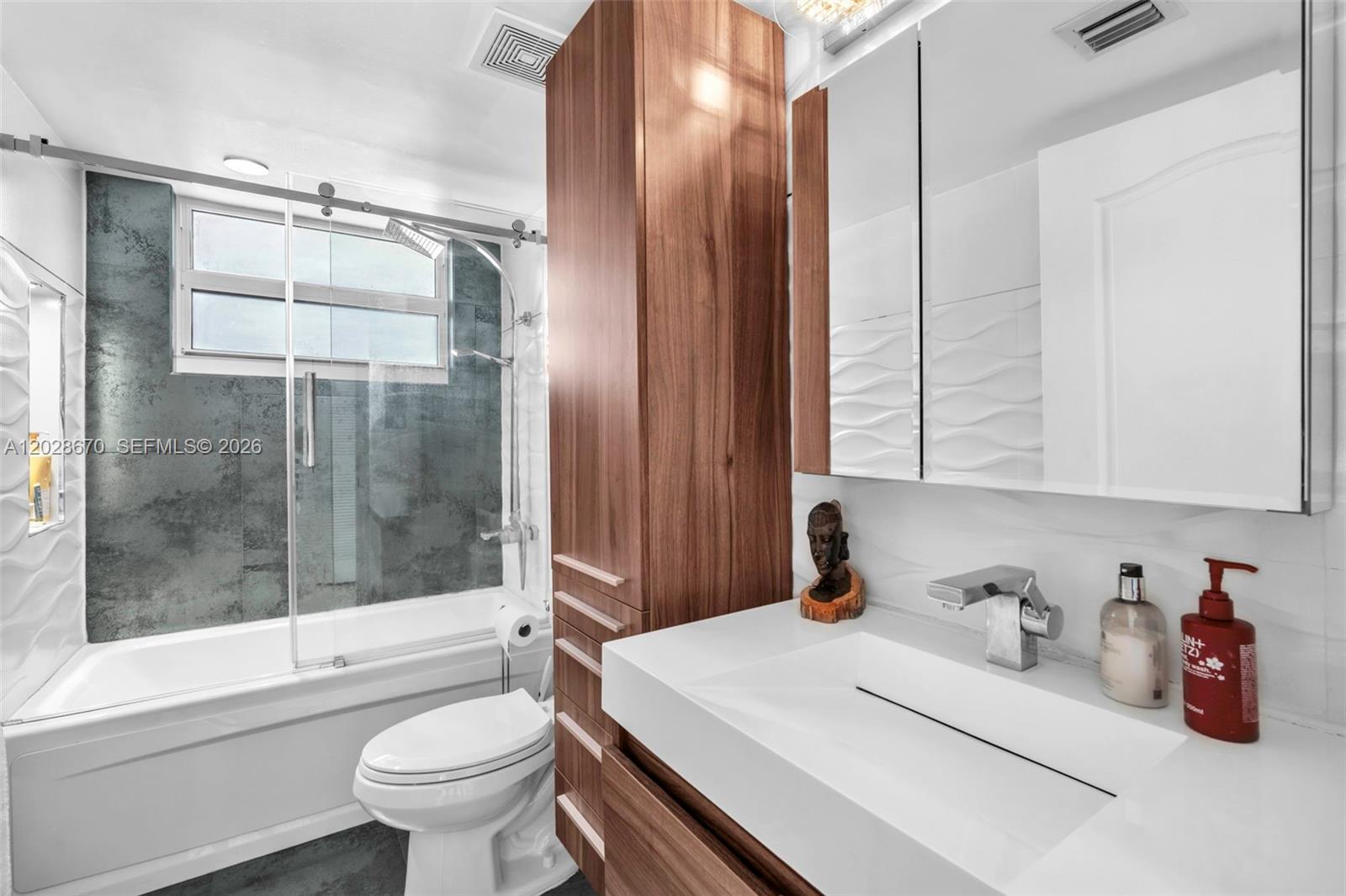 1200 Brickell Bay Dr #3123, Miami FL 33131