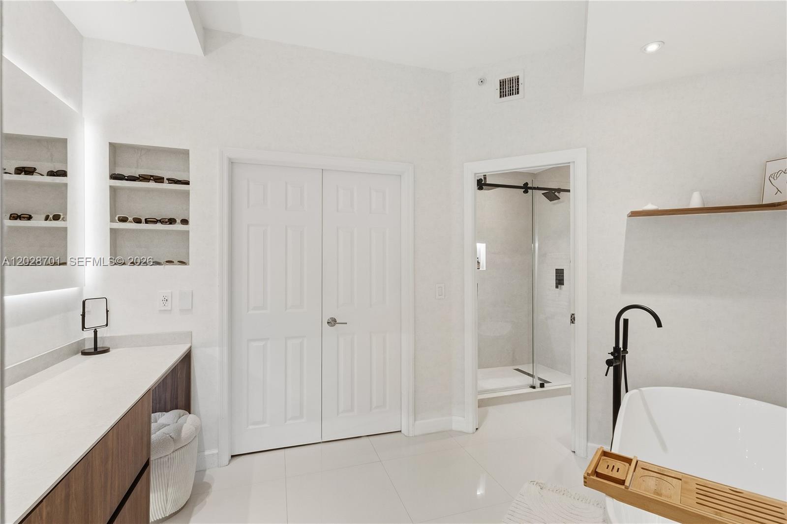3500 Mystic Pointe Dr #104, Aventura FL 33180
