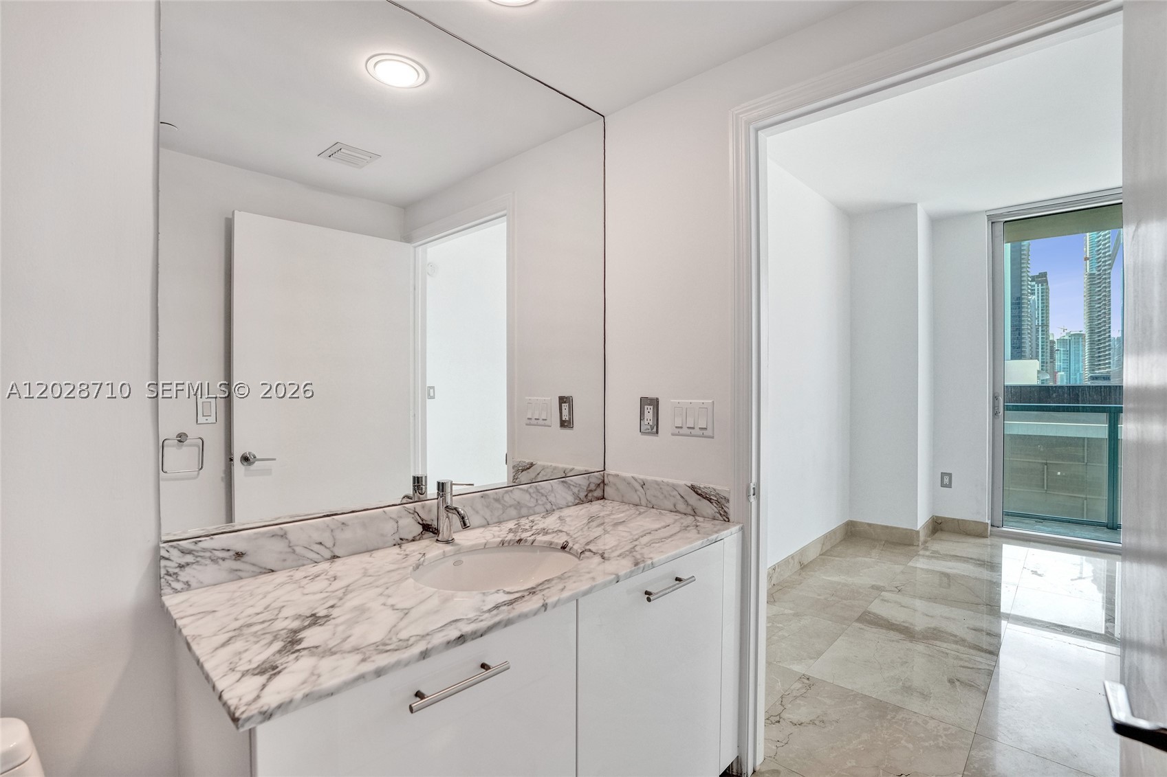 55 SE 6th St #1502, Miami FL 33131