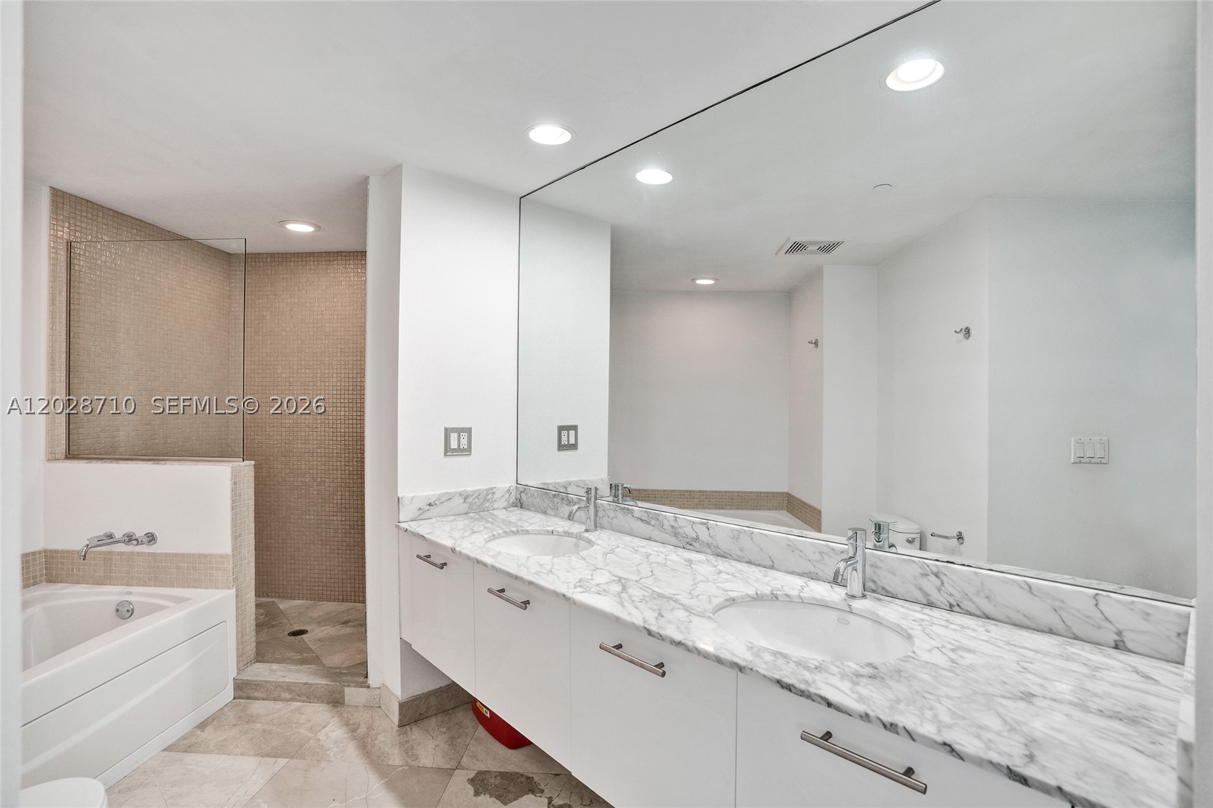 55 SE 6th St #1502, Miami FL 33131