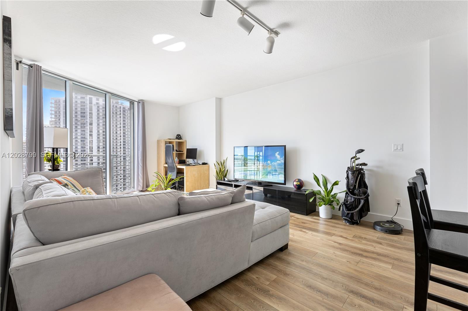 325 S Biscayne Blvd #2517, Miami FL 33131
