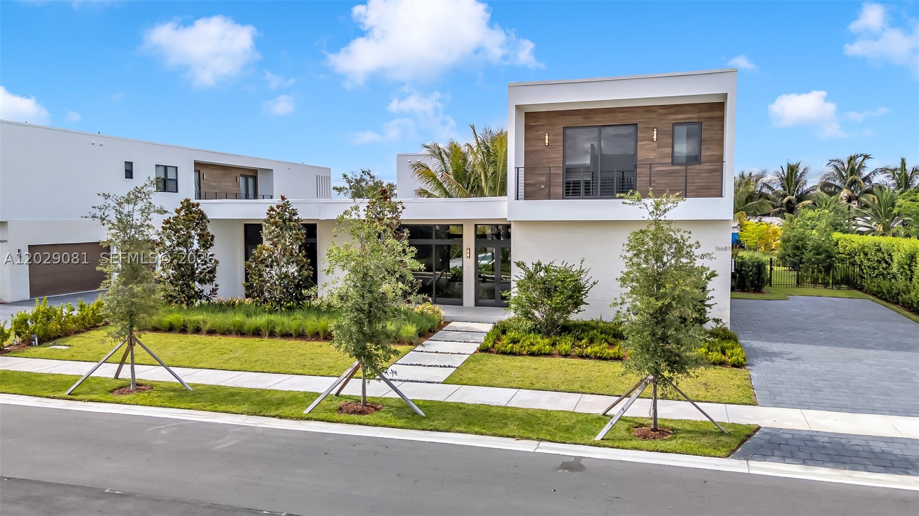 16689 N Botaniko Dr N, Weston FL 33326