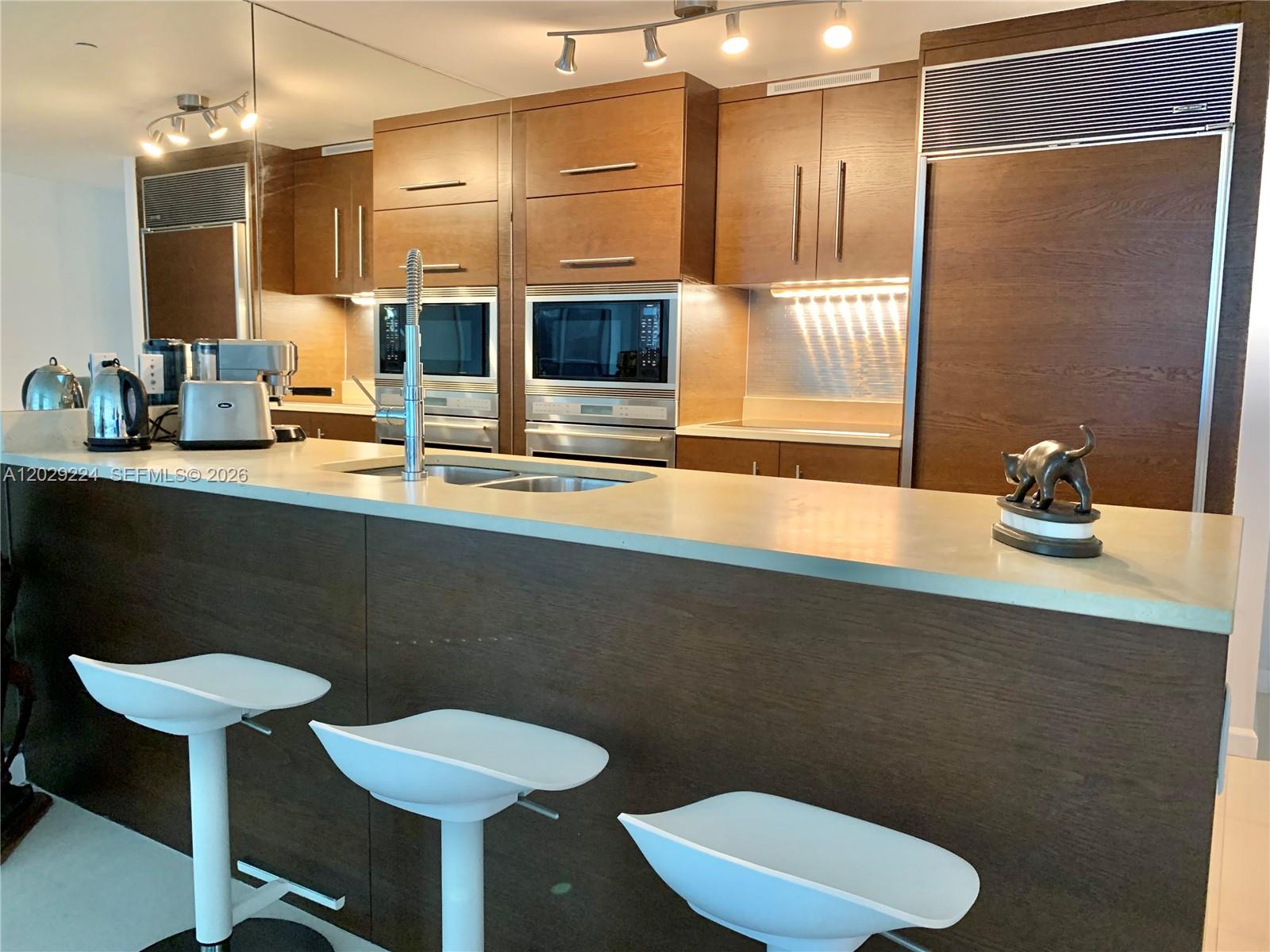 475 Brickell Ave #1611, Miami FL 33131