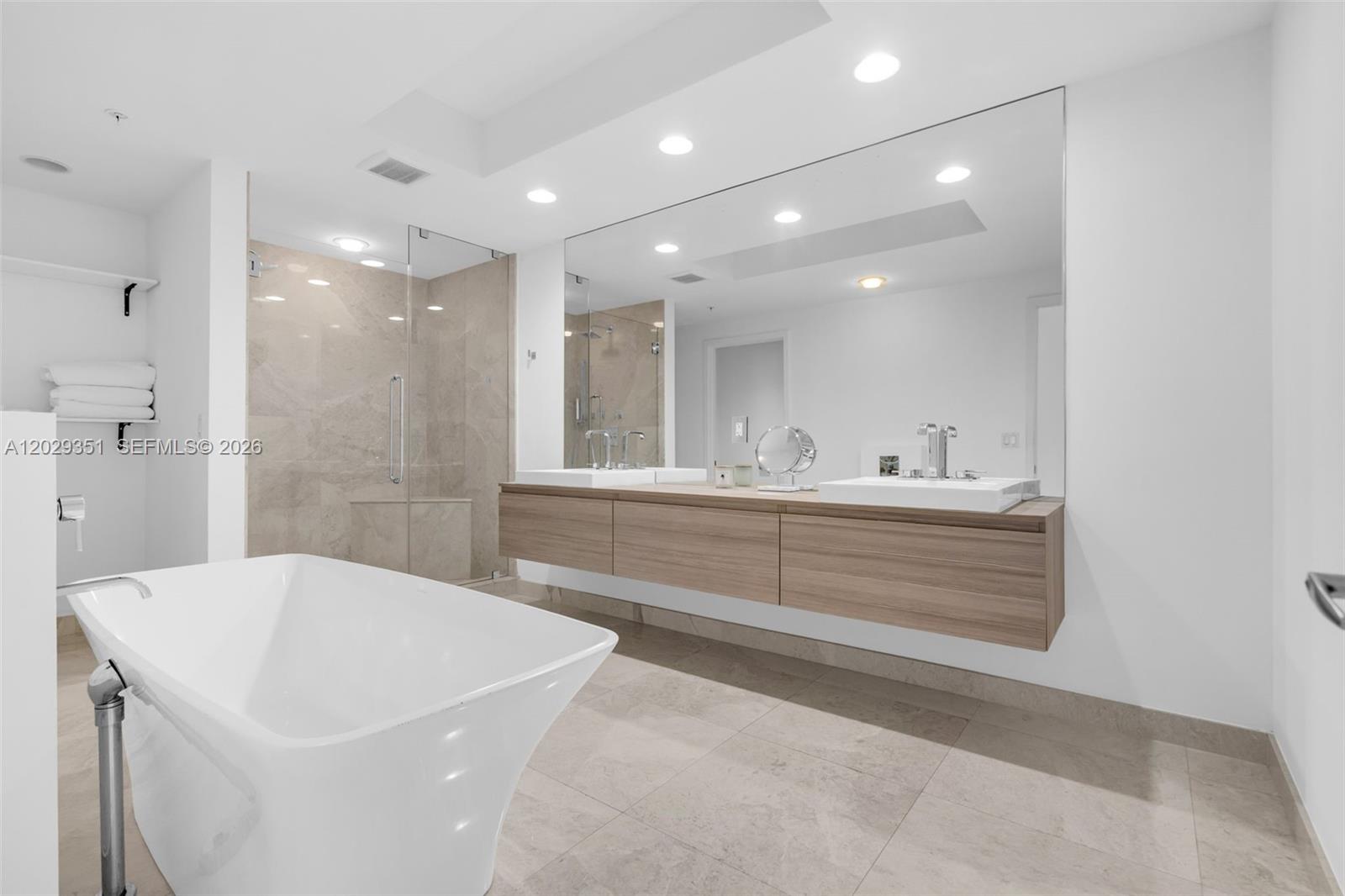 17111 BISCAYNE BL #506, North Miami Beach FL 33160