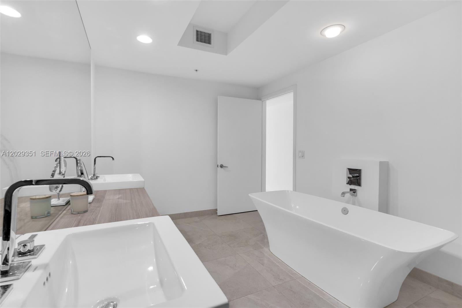 17111 BISCAYNE BL #506, North Miami Beach FL 33160