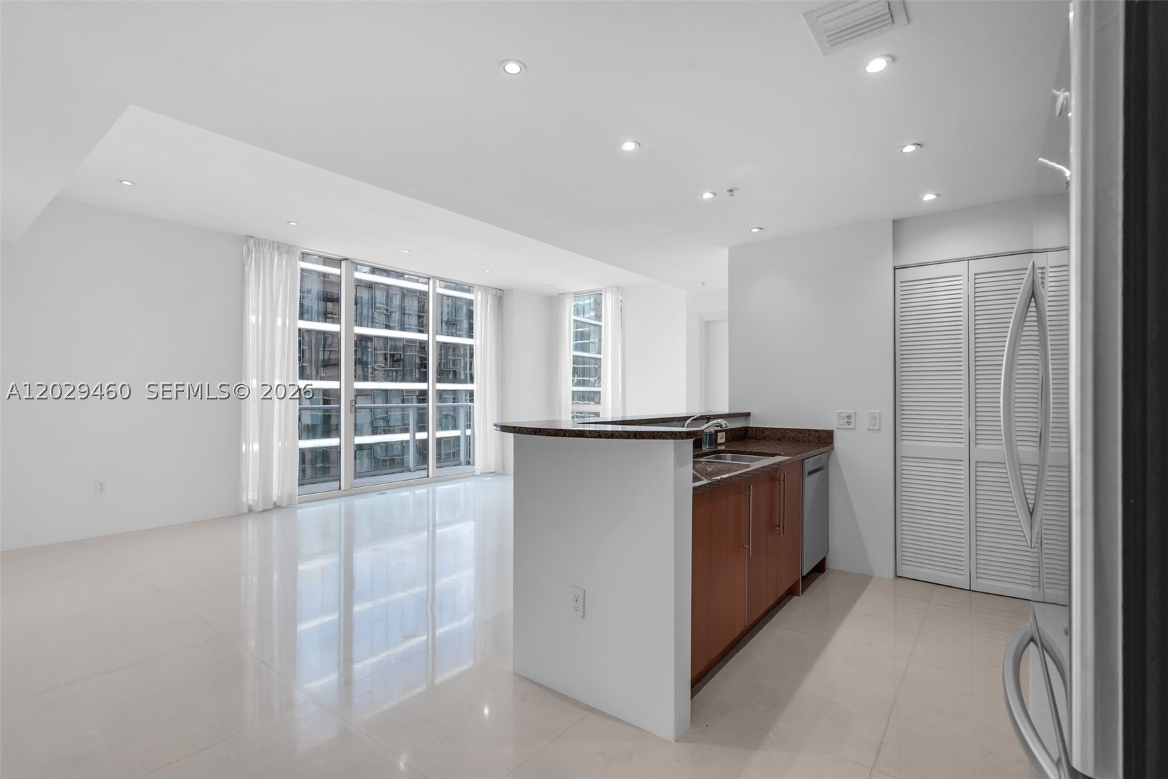 300 S Biscayne Blvd #T-3702, Miami FL 33131