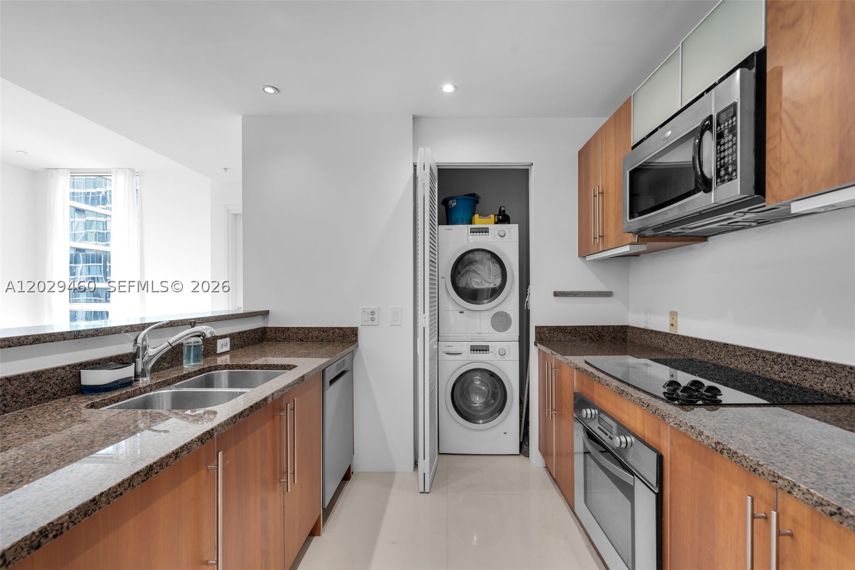 300 S Biscayne Blvd #T-3702, Miami FL 33131