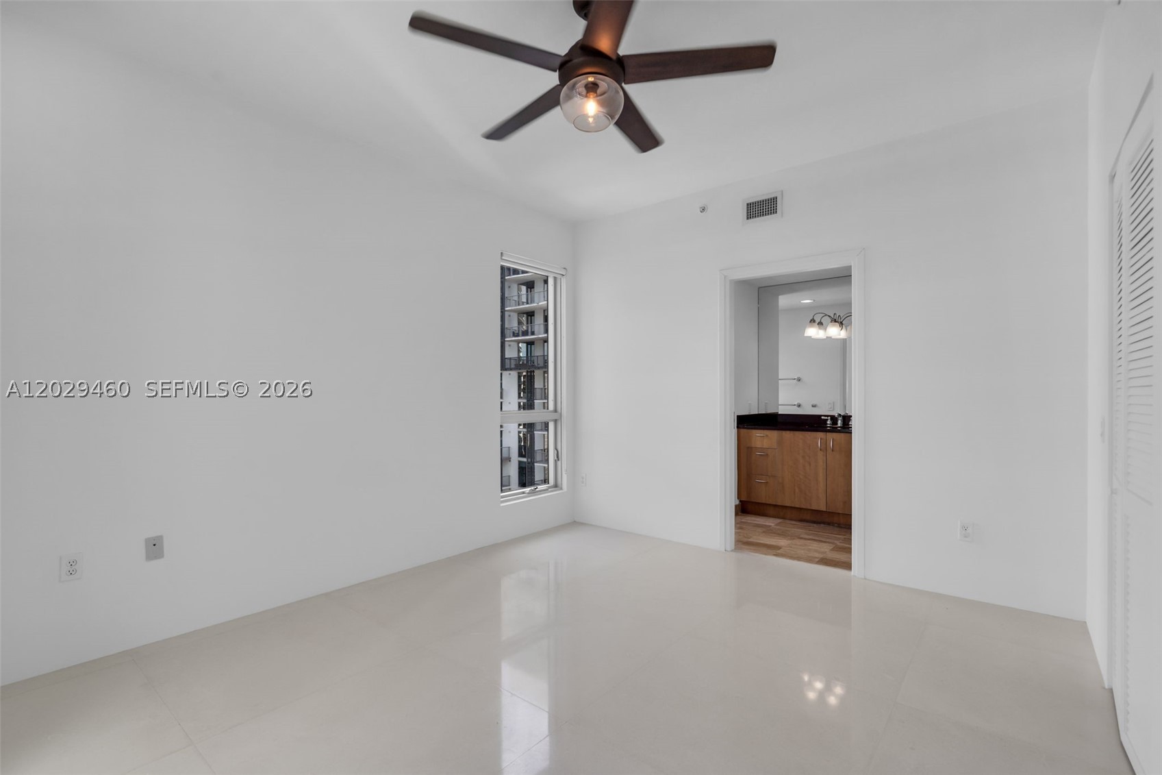 300 S Biscayne Blvd #T-3702, Miami FL 33131