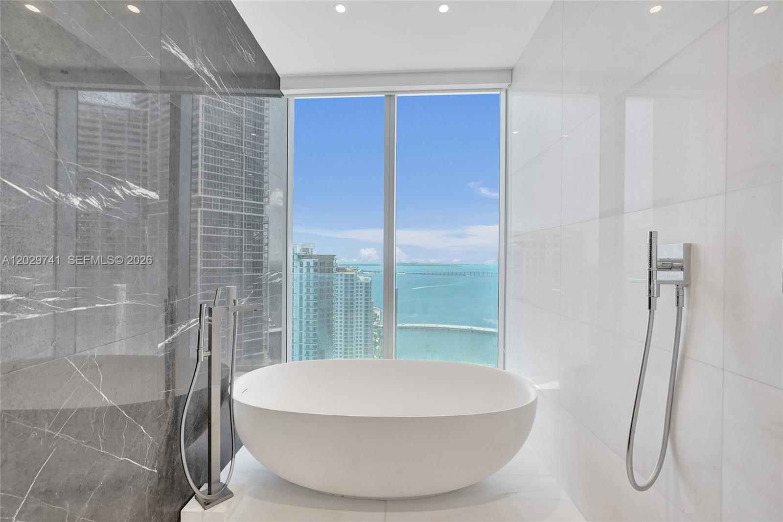 300 Biscayne Boulevard Way #3304C, Miami FL 33131